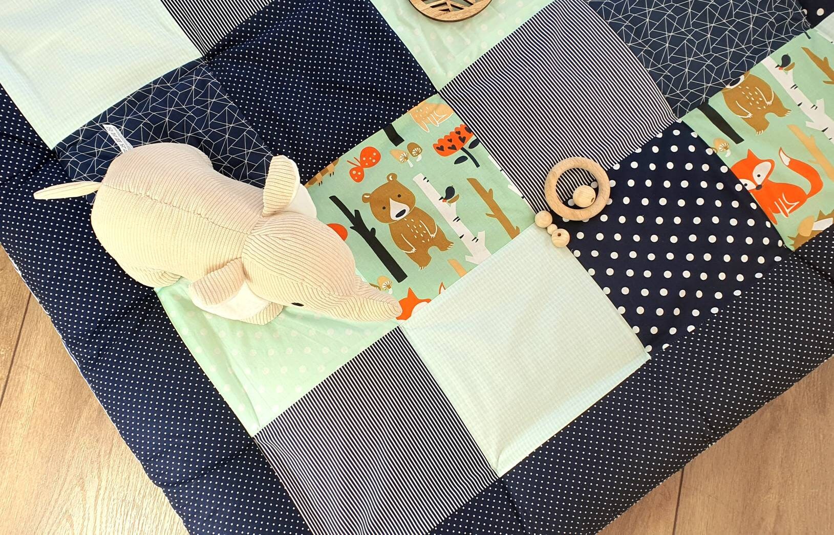 Krabbeldecke - Patchwork - Decke - Babydecke - WALDTIERE dunkelblau / mint / weiß - 3-4cm dick - mit Namen - 100x100cm - 120x120cm