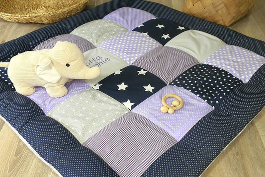 3-4cm dicke Krabbeldecke - Patchwork - DECKE - Babydecke - Sterne flieder/dunkelblau/grau/weiß - mit Namen und Datum