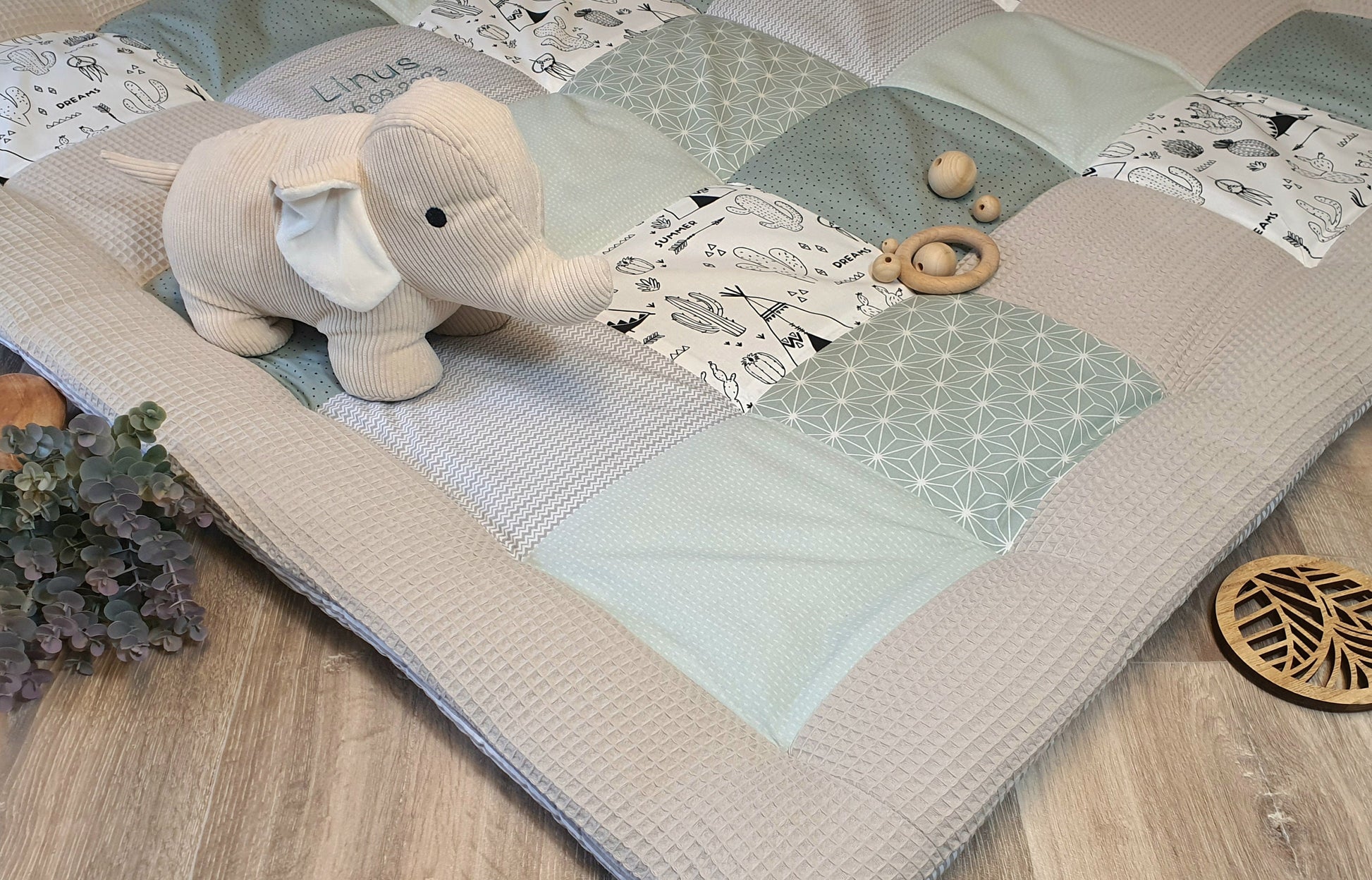 Krabbeldecke Waffelstoff Patchwork Decke Babydecke Mint/Grau/Weiß 3-4cm dick mit Namensstickerei TIPI SALBEI grün hellgrau