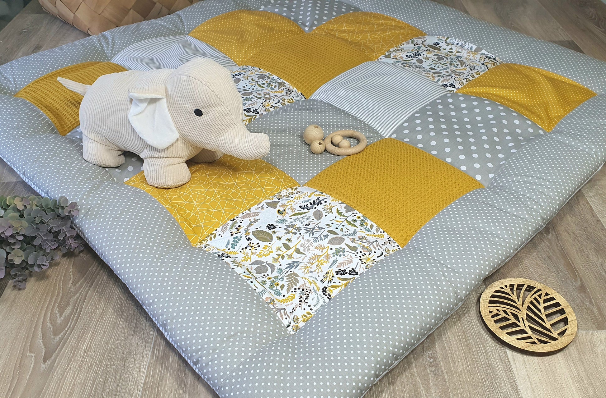 3-4cm dicke Krabbeldecke - Waffelstoff- Patchwork - Decke - Babydecke - FLORAL Blumenmuster - hellgrau senf gelb weiß - mit Namen / Datum