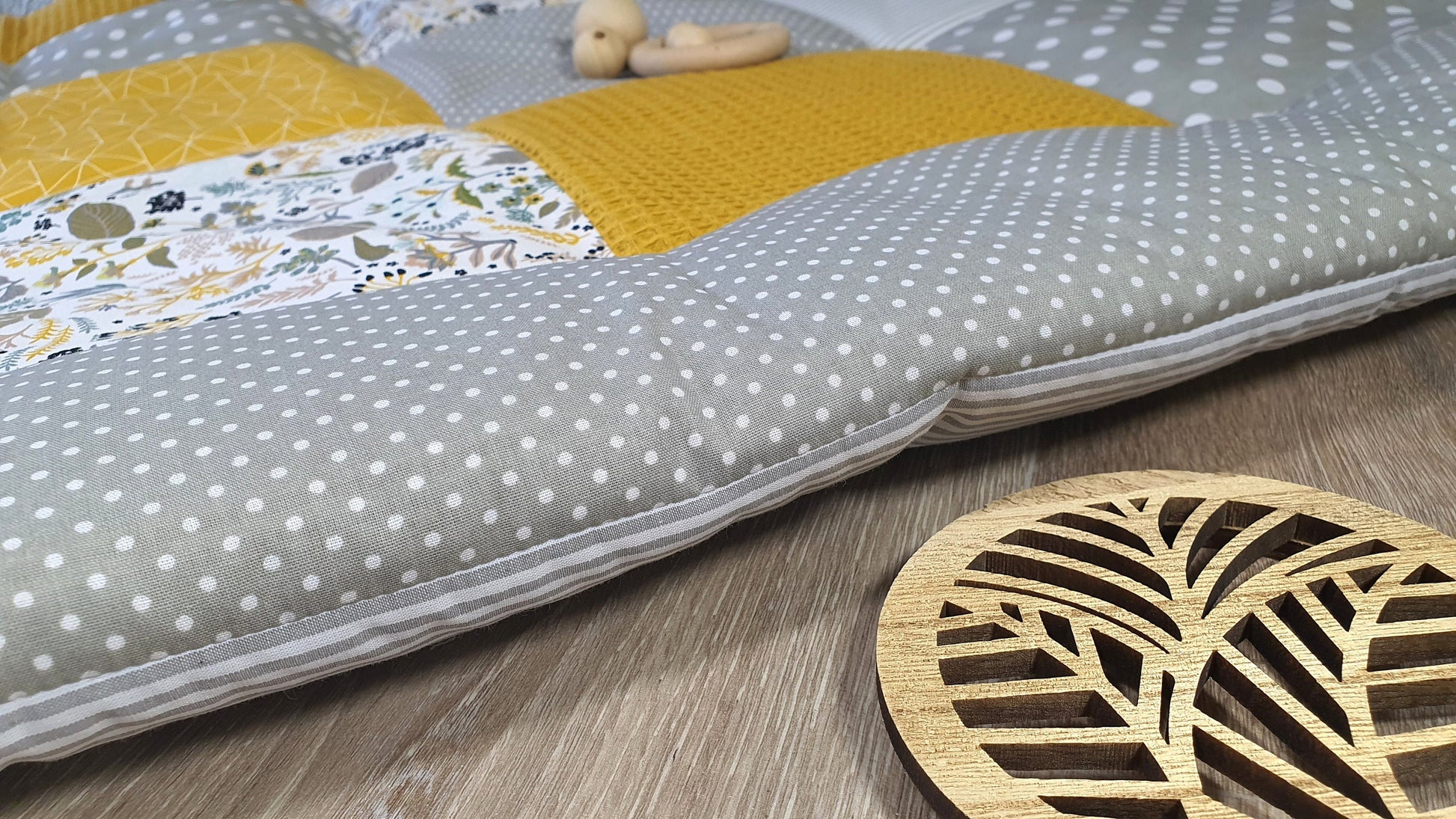 3-4cm dicke Krabbeldecke - Waffelstoff- Patchwork - Decke - Babydecke - FLORAL Blumenmuster - hellgrau senf gelb weiß - mit Namen / Datum