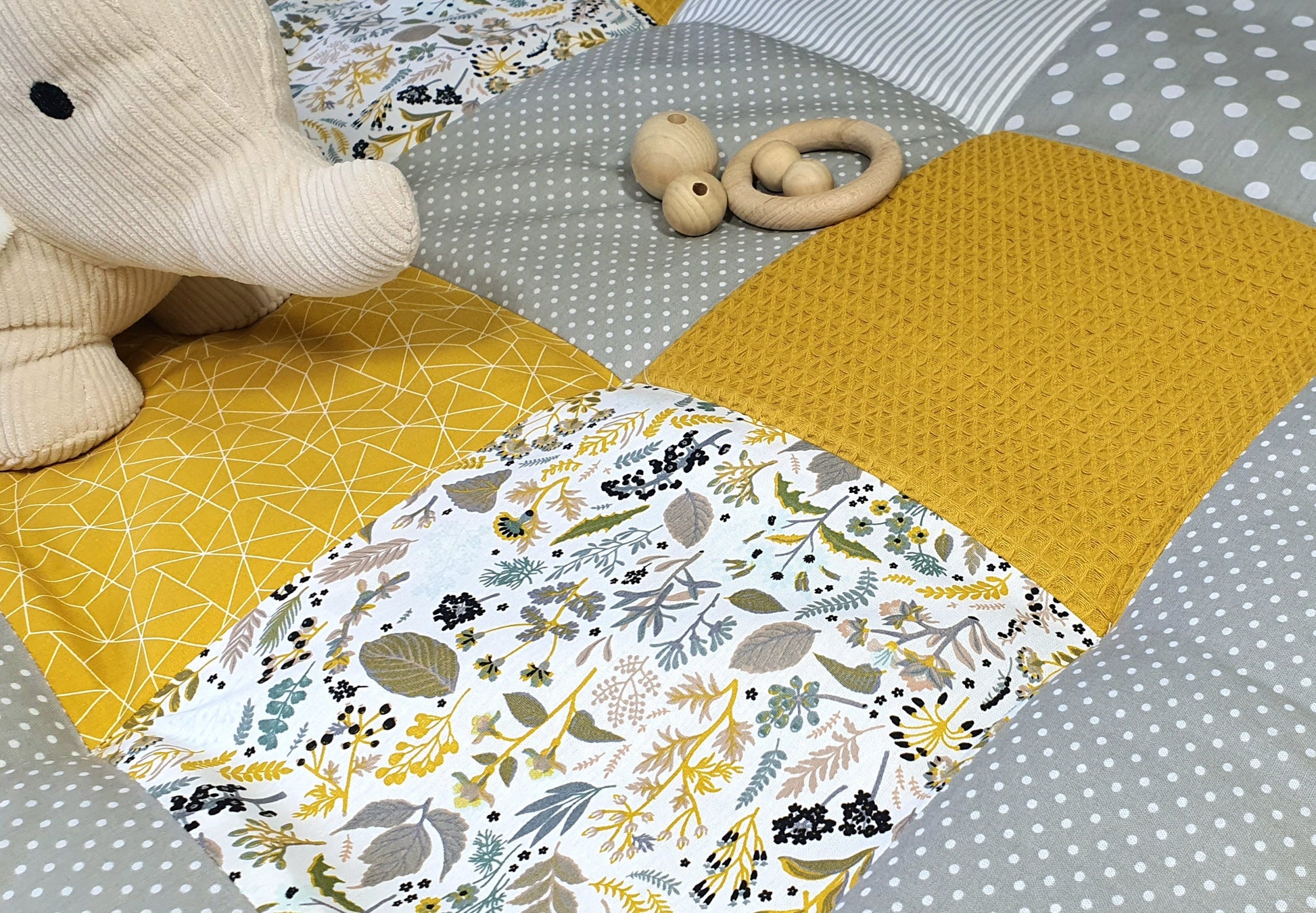 3-4cm dicke Krabbeldecke - Waffelstoff- Patchwork - Decke - Babydecke - FLORAL Blumenmuster - hellgrau senf gelb weiß - mit Namen / Datum