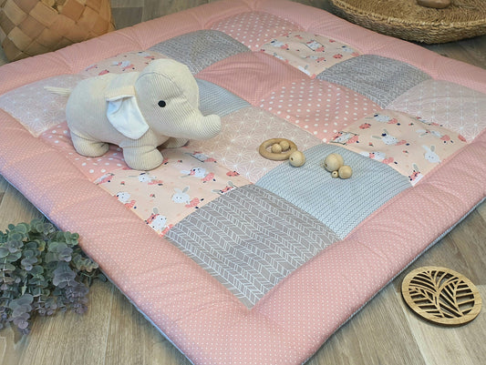 Krabbeldecke - Patchwork - Decke - Babydecke - HÄSCHEN puderrosa grau weiß- mit Namen / 100x100cm / 120x120cm