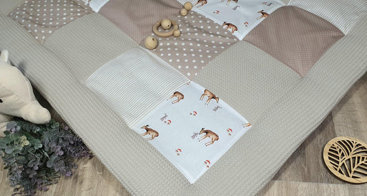 3-4cm dicke Krabbeldecke - Patchwork - Decke - Babydecke - WALDTIER REH / beige sand / weiß - personalisierbar mit Namen