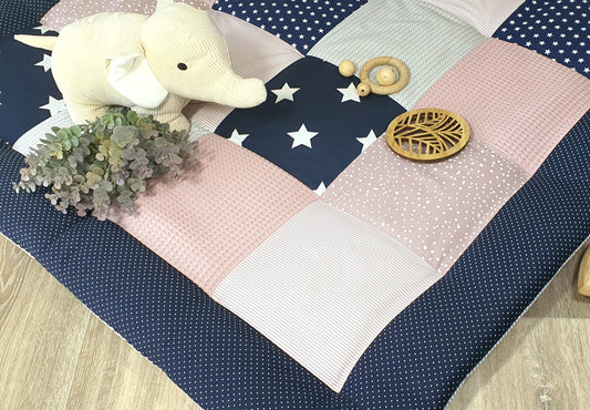 3-4cm dicke Krabbeldecke - Patchwork - Waffelstoff Decke - Babydecke - Federn altrosa / dunkelblau /grau / weiß - mit Namen