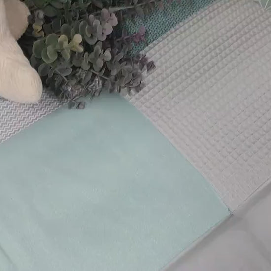 3-4cm dicke Krabbeldecke - Patchwork - Decke - Babydecke - Mint/Grau/Weiß -  mit Namensstickerei - SALBEI grün  / hellgrau