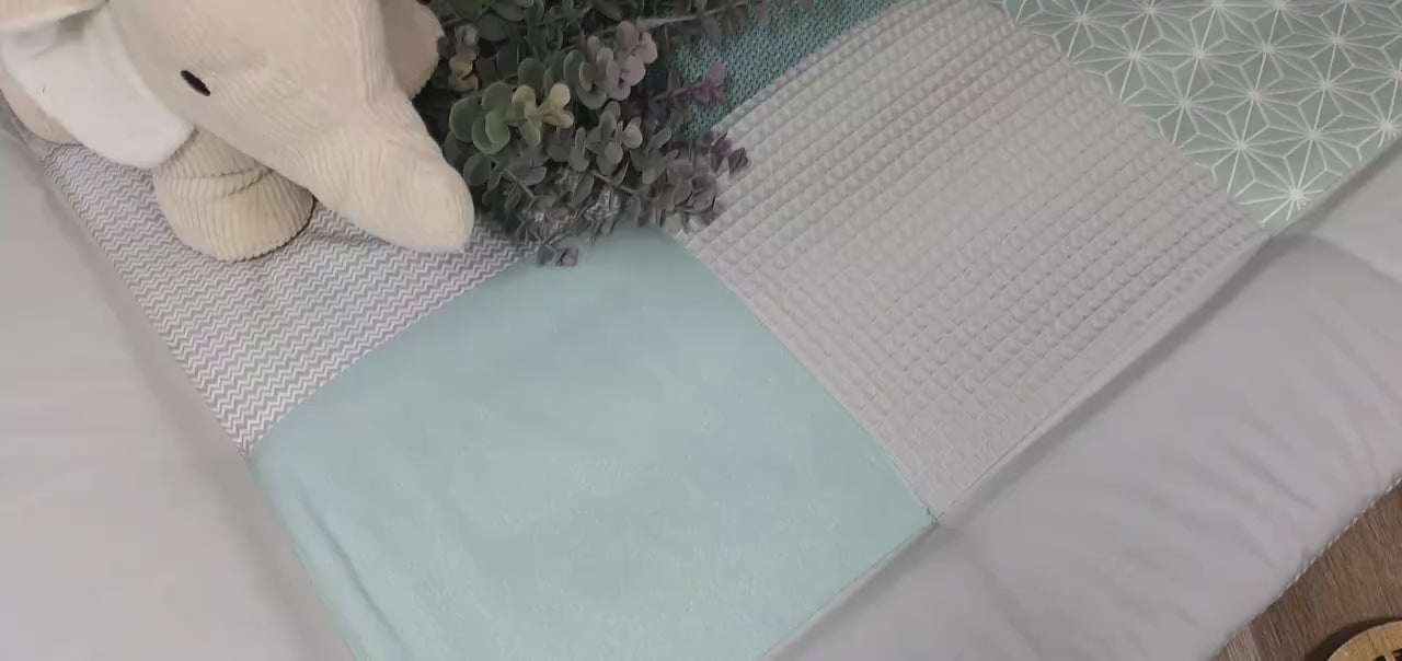 3-4cm dicke Krabbeldecke - Patchwork - Decke - Babydecke - Mint/Grau/Weiß -  mit Namensstickerei - SALBEI grün  / hellgrau
