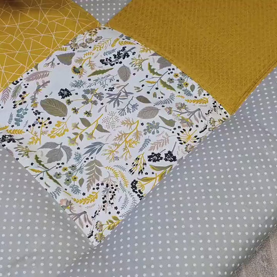 3-4cm dicke Krabbeldecke - Waffelstoff- Patchwork - Decke - Babydecke - FLORAL Blumenmuster - hellgrau senf gelb weiß -  mit Namen / Datum