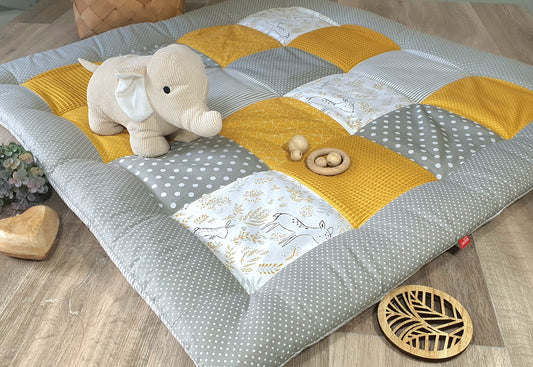 Krabbeldecke - Waffelstoff- Patchwork - Decke - Babydecke - FEDERN / hellgrau / senf / weiß -  mit Namen / Datum