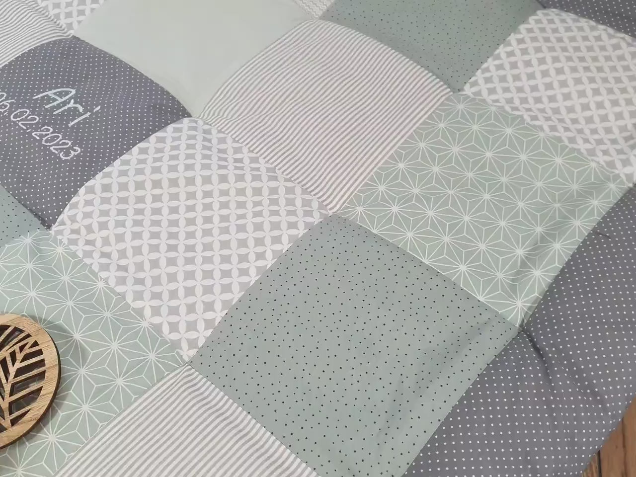 Krabbeldecke - Patchwork - Decke - Babydecke - Mint/Grau/Weiß -  mit Namensstickerei - SALBEI grün  / taupe grau