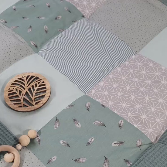 Krabbeldecke - Patchwork - Waffelstoff Decke - Babydecke - Federn waldgrün/grau/weiß -  mit Namen