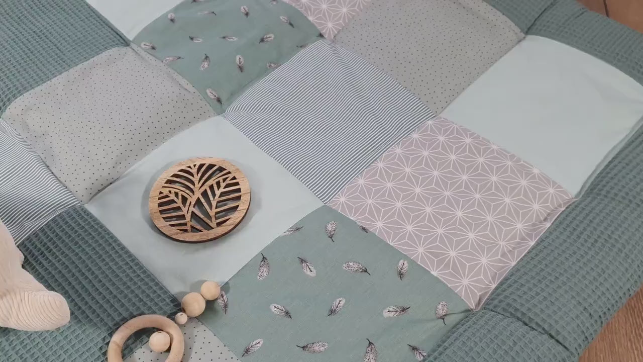 Krabbeldecke - Patchwork - Waffelstoff Decke - Babydecke - Federn waldgrün/grau/weiß -  mit Namen