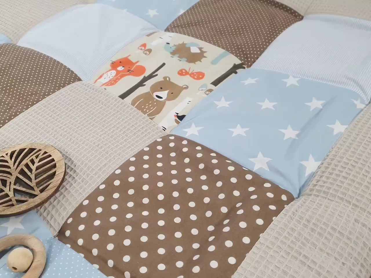 Krabbeldecke - Patchwork - Waffelstoff Decke - Babydecke -  mit Namen WALDTIERE hellblau braun beige