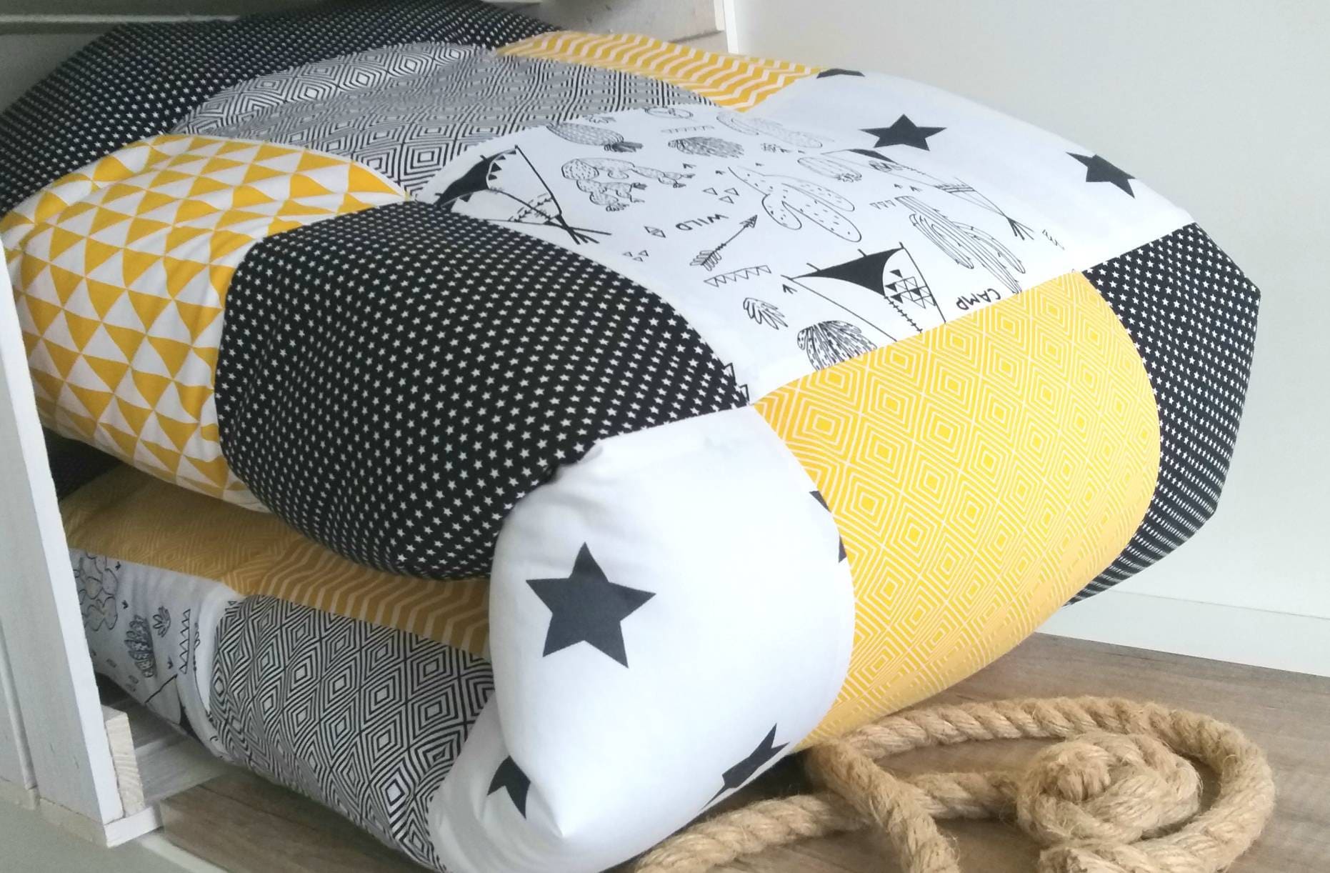 KRABBELDECKE - PATCHWORK - Decke - Babydecke - TIPI gelb /schwarz / weiß - personalisierbar mit Namen / Datum / Uhrzeit / Größe / Gewicht