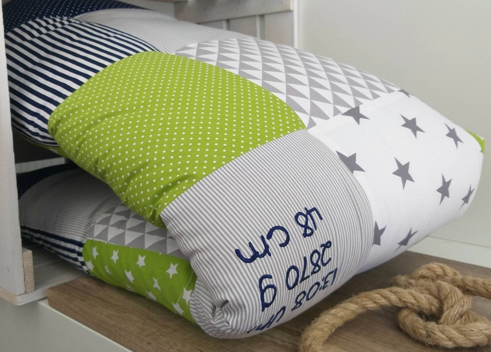 KRABBELDECKE - PATCHWORK - DECKE - Babydecke dunkelblau/grün/grau - personalisierbar mit Namen / Datum / Uhrzeit / Größe / Gewicht