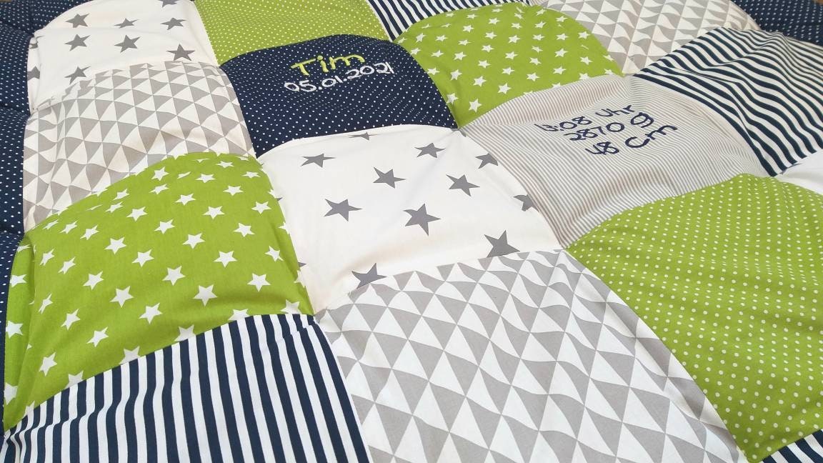 KRABBELDECKE - PATCHWORK - DECKE - Babydecke dunkelblau/grün/grau - personalisierbar mit Namen / Datum / Uhrzeit / Größe / Gewicht