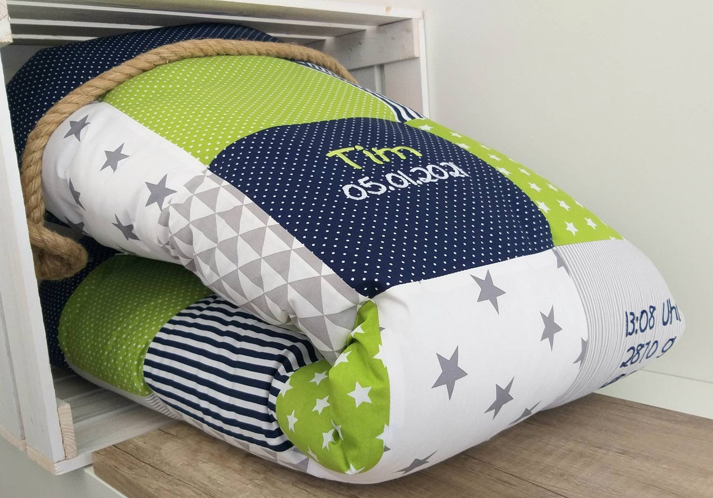 KRABBELDECKE - PATCHWORK - DECKE - Babydecke dunkelblau/grün/grau - personalisierbar mit Namen / Datum / Uhrzeit / Größe / Gewicht