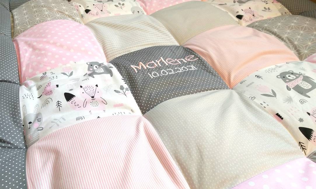 KRABBELDECKE - PATCHWORK - Decke - Babydecke - WALDTIERE rosa/grau/weiß - personalisierbar mit Namen / Datum / Uhrzeit / Größe / Gewicht