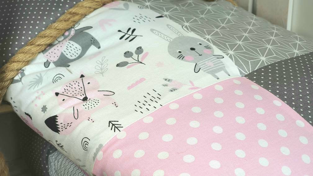 KRABBELDECKE - PATCHWORK - Decke - Babydecke - WALDTIERE rosa/grau/weiß - personalisierbar mit Namen / Datum / Uhrzeit / Größe / Gewicht