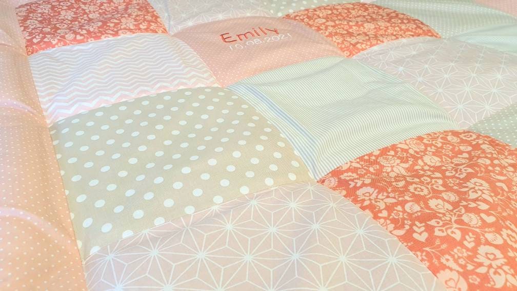 KRABBELDECKE - PATCHWORK - Decke - Babydecke - beige rose koralle weiß - personalisierbar mit Namen / Datum / Uhrzeit / Größe / Gewicht