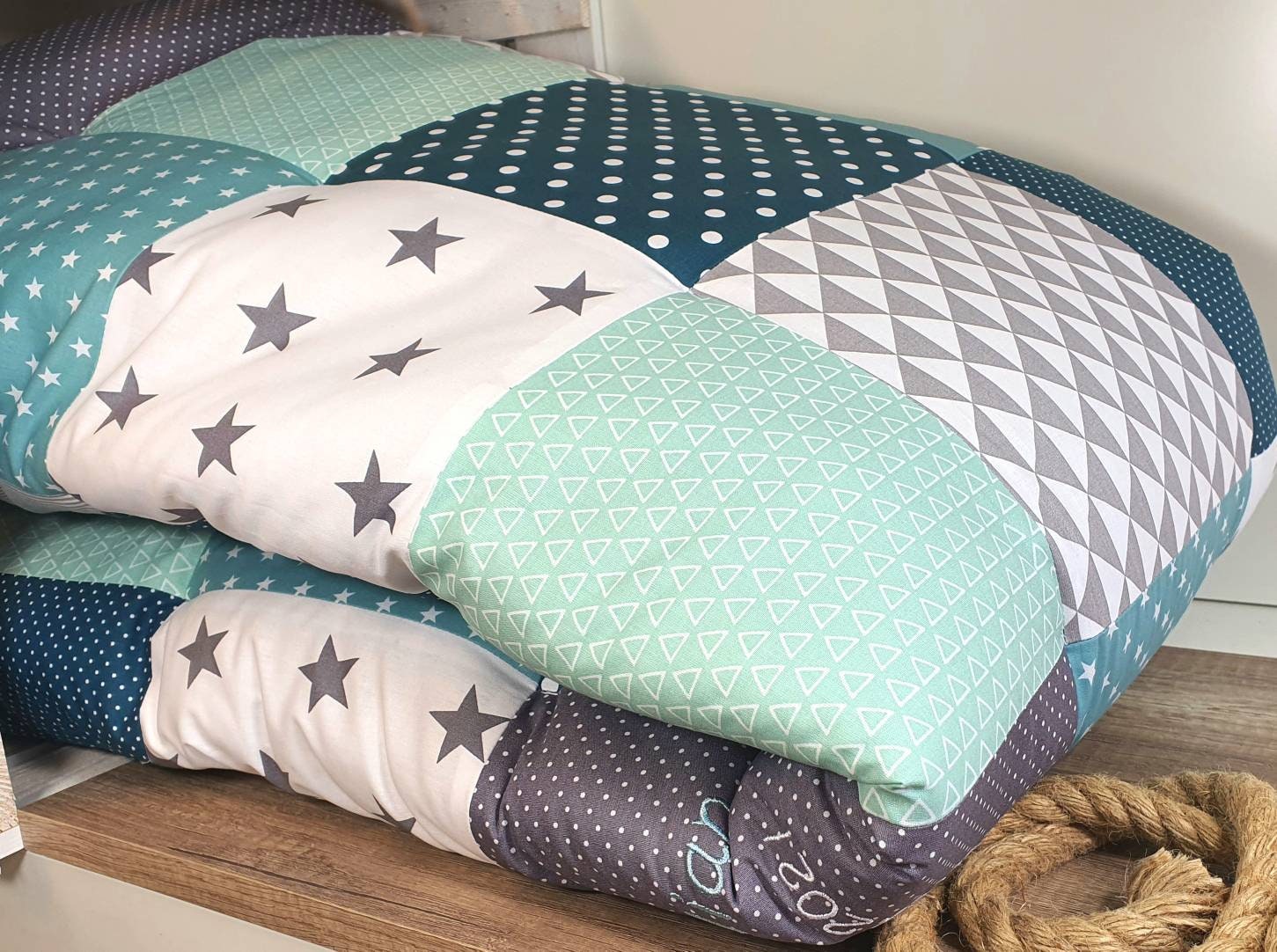 KRABBELDECKE - PATCHWORK - Decke - Babydecke - petrol mint grau weiß - personalisierbar mit Namen / Datum / Uhrzeit / Größe / Gewicht