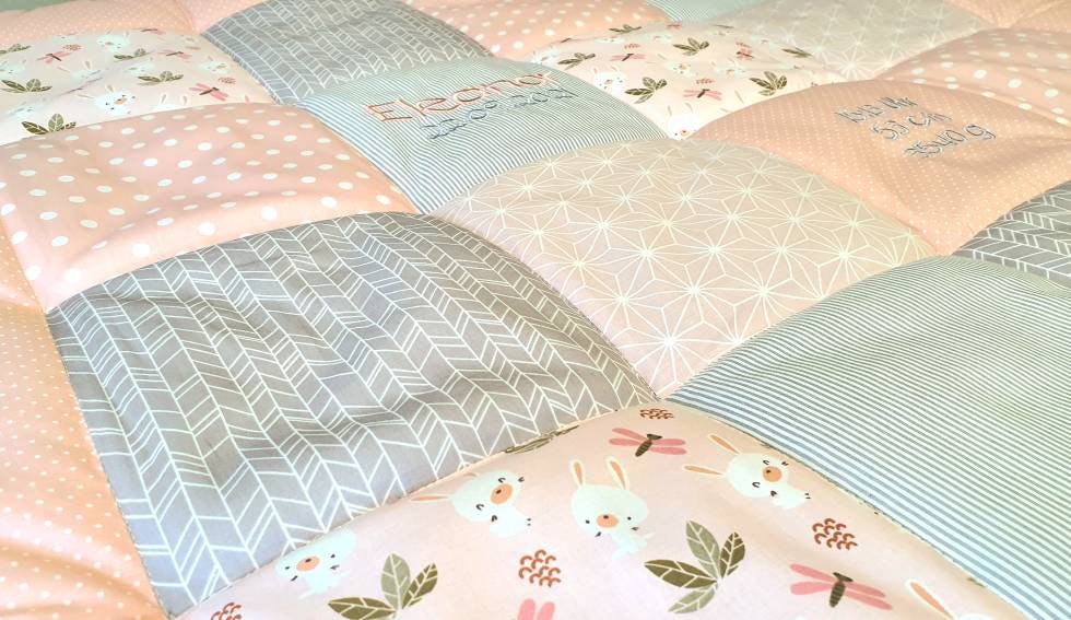 KRABBELDECKE - PATCHWORK - Decke - Babydecke - HÄSCHEN puderrosa grau weiß- personalisierbar mit Namen / 100x100cm / 120x120cm