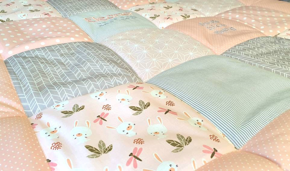 KRABBELDECKE - PATCHWORK - Decke - Babydecke - HÄSCHEN puderrosa grau weiß- personalisierbar mit Namen / 100x100cm / 120x120cm