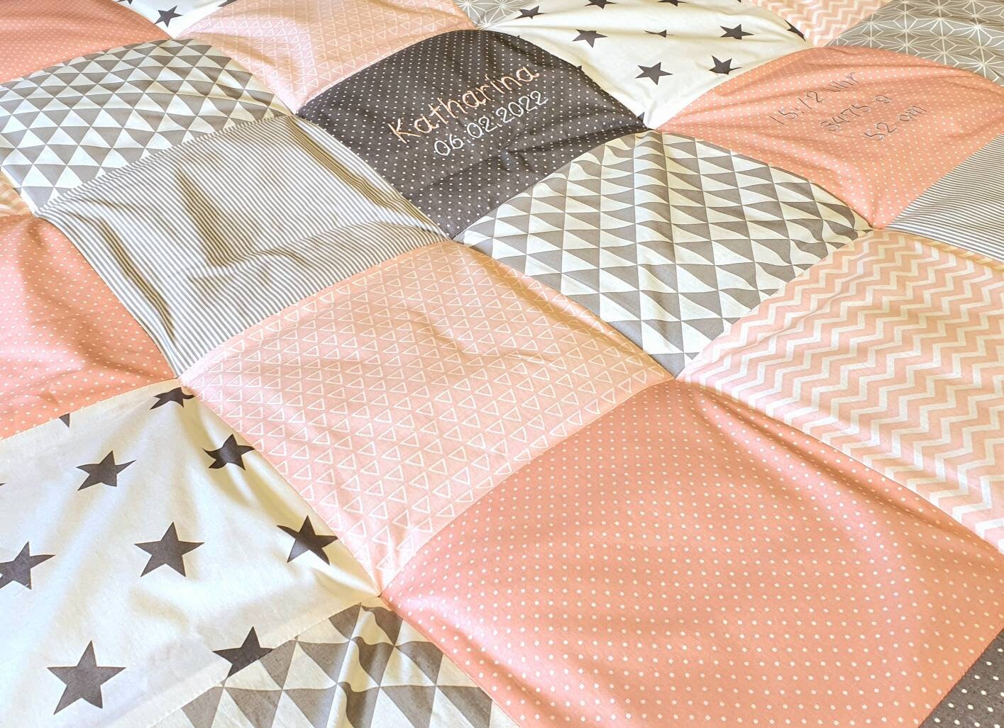 Krabbeldecke - Patchwork - DECKE - Babydecke - Sterne puderrosa/grau/weiß - 3-4cm dick - mit Namen / Datum / Uhrzeit / Größe / Gewicht