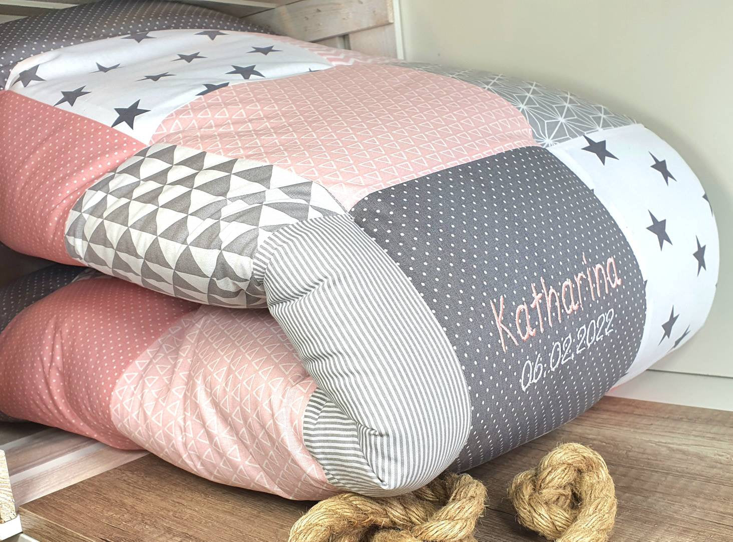 Krabbeldecke - Patchwork - DECKE - Babydecke - Sterne puderrosa/grau/weiß - 3-4cm dick - mit Namen / Datum / Uhrzeit / Größe / Gewicht