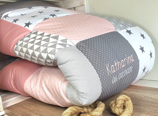 Krabbeldecke - Patchwork - DECKE - Babydecke - Sterne puderrosa/grau/weiß - 3-4cm dick - mit Namen / Datum / Uhrzeit / Größe / Gewicht