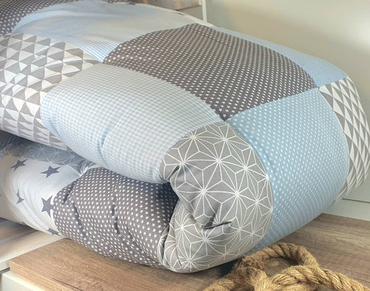 Krabbeldecke - Patchwork - DECKE - Babydecke - Sterne Hellblau/Grau/Weiß - 3-4cm dick - mit Namen / Datum / Uhrzeit / Größe / Gewicht