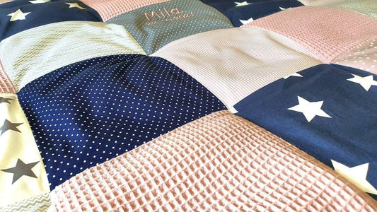 KRABBELDECKE - PATCHWORK - WAFFELSTOFF Decke - Babydecke - Federn altrosa / dunkelblau /grau / weiß - personalisierbar mit Namen