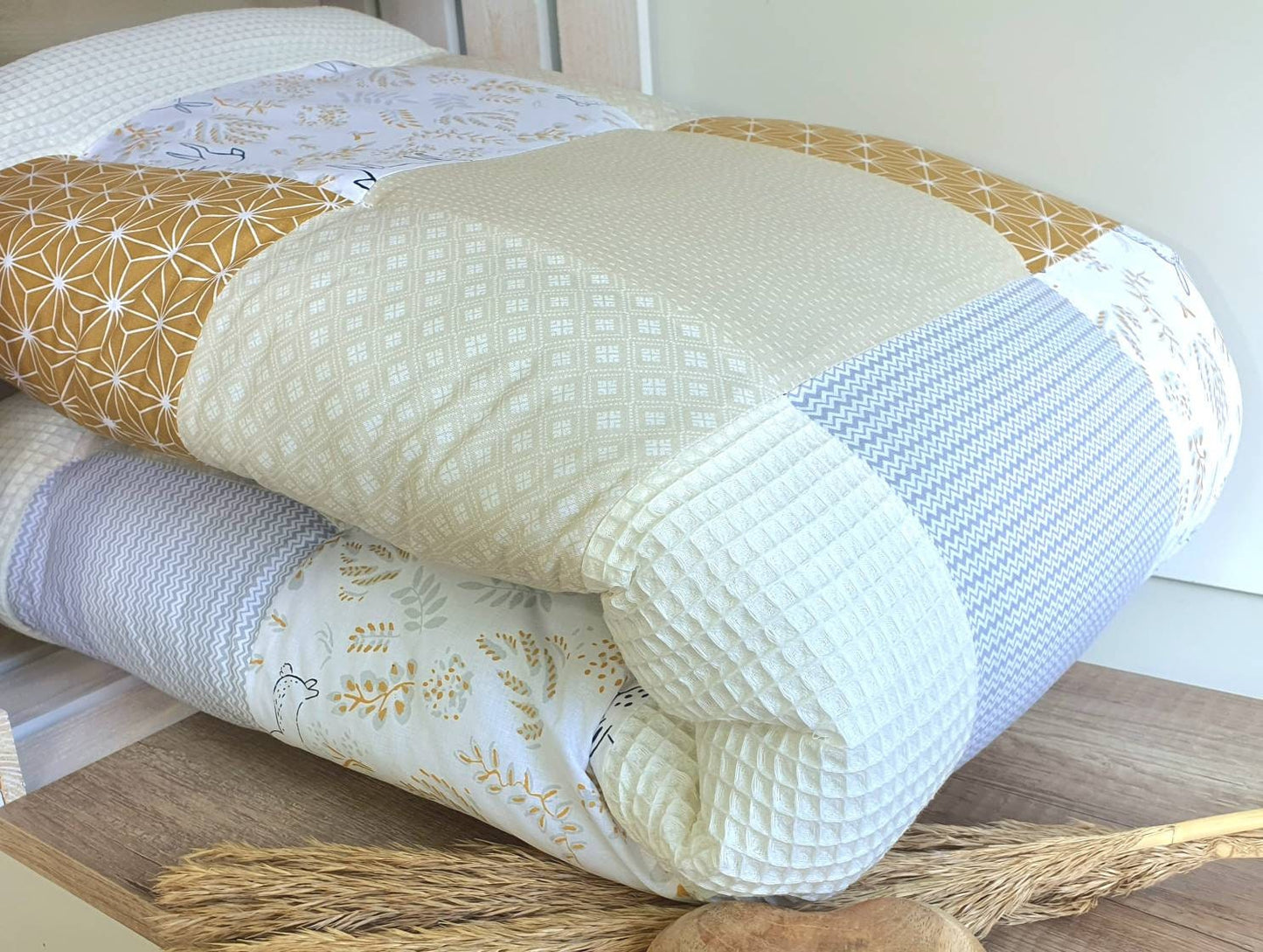 KRABBELDECKE - WAFFELSTOFF- Patchwork - Decke - Babydecke - WALDTIERE  / beige / senf / altweiß - personalisierbar mit Namen - Reh / Häschen
