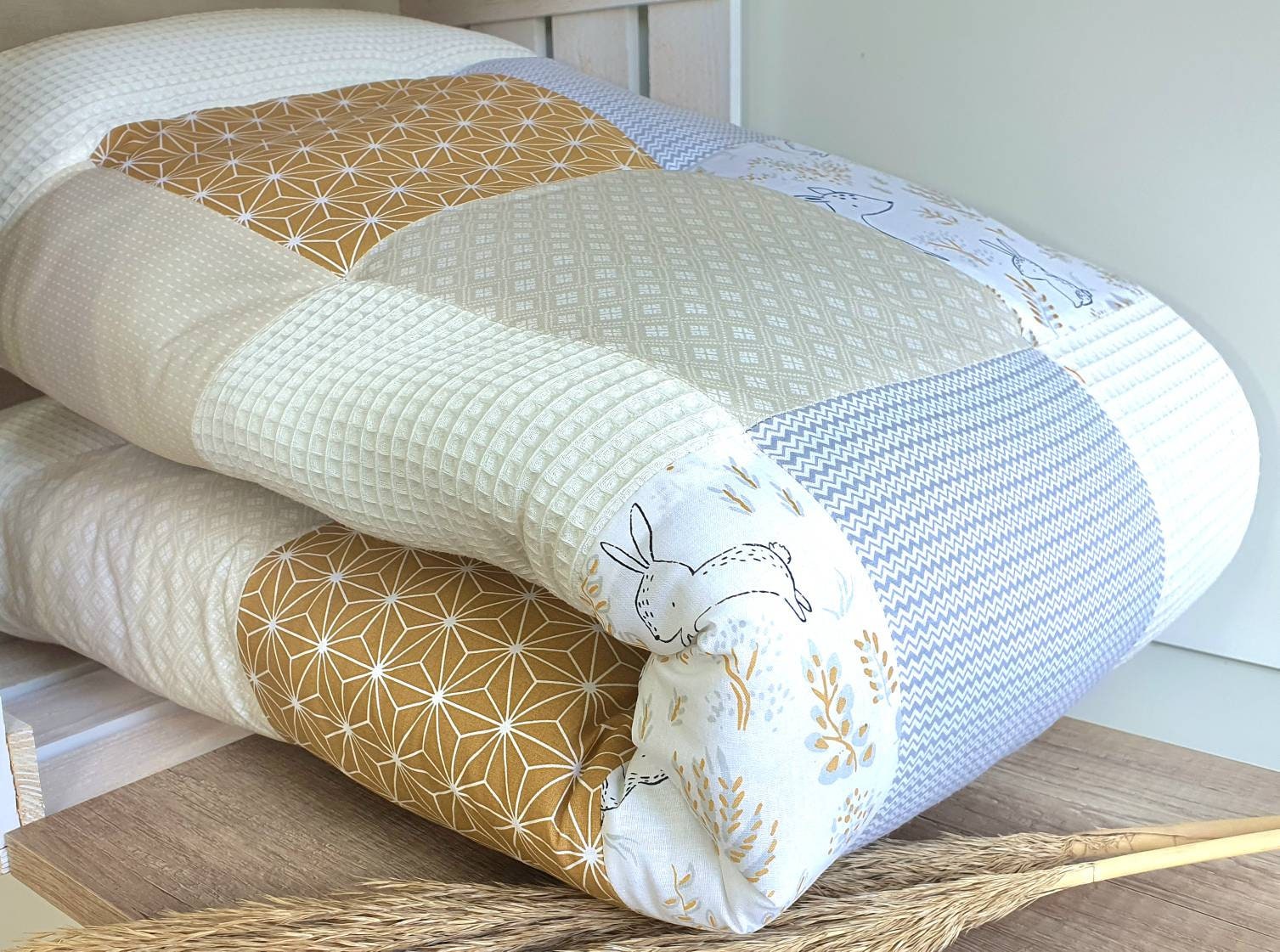 KRABBELDECKE - WAFFELSTOFF- Patchwork - Decke - Babydecke - WALDTIERE  / beige / senf / altweiß - personalisierbar mit Namen - Reh / Häschen