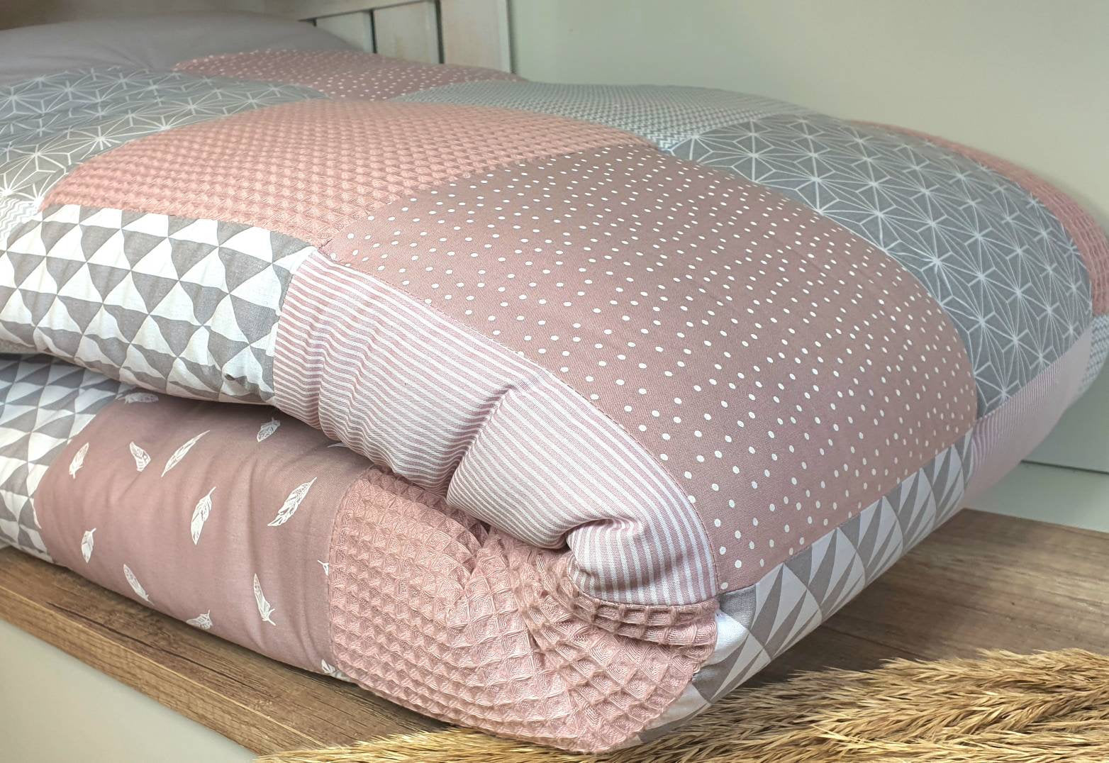 KRABBELDECKE - WAFFELSTOFF - PATCHWORK-Decke - Babydecke - Federn altrosa/grau/weiß - personalisierbar mit Namen