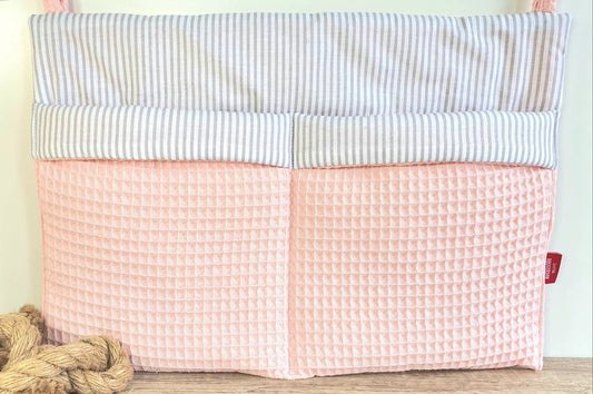 Waffelpique - praktische Betttasche - WANDUTENSILO - Organizer für Wickeltisch, Babybett, Laufstall PUDERROSA Streifen hellgra