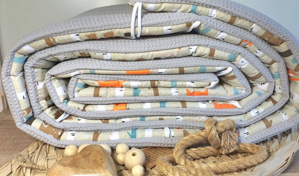 LATTICE CUSHION - PLAYPEN MESH PROTECTION - Waffle fabric Waffle Pique * Forest animals fox bear light grey beige