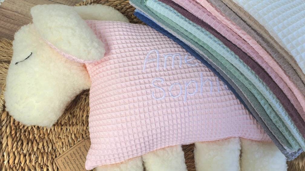 KUSCHELSCHAF 'MAJA' mit Namen - Kuscheltier - GEBURTSKISSEN - Kinderkissen - Kuschelkissen - Kissen Waffelstoff puderrosa