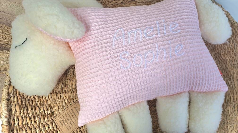 KUSCHELSCHAF 'MAJA' mit Namen - Kuscheltier - GEBURTSKISSEN - Kinderkissen - Kuschelkissen - Kissen Waffelstoff puderrosa