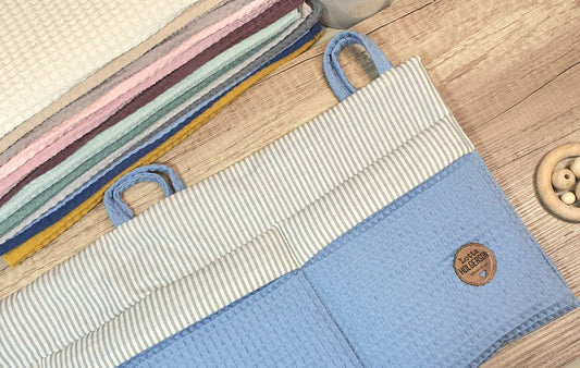 Waffelpique - praktische Betttasche - WANDUTENSILO - Organizer für Wickeltisch, Babybett, Laufstall dustyblue Streifen hellgra