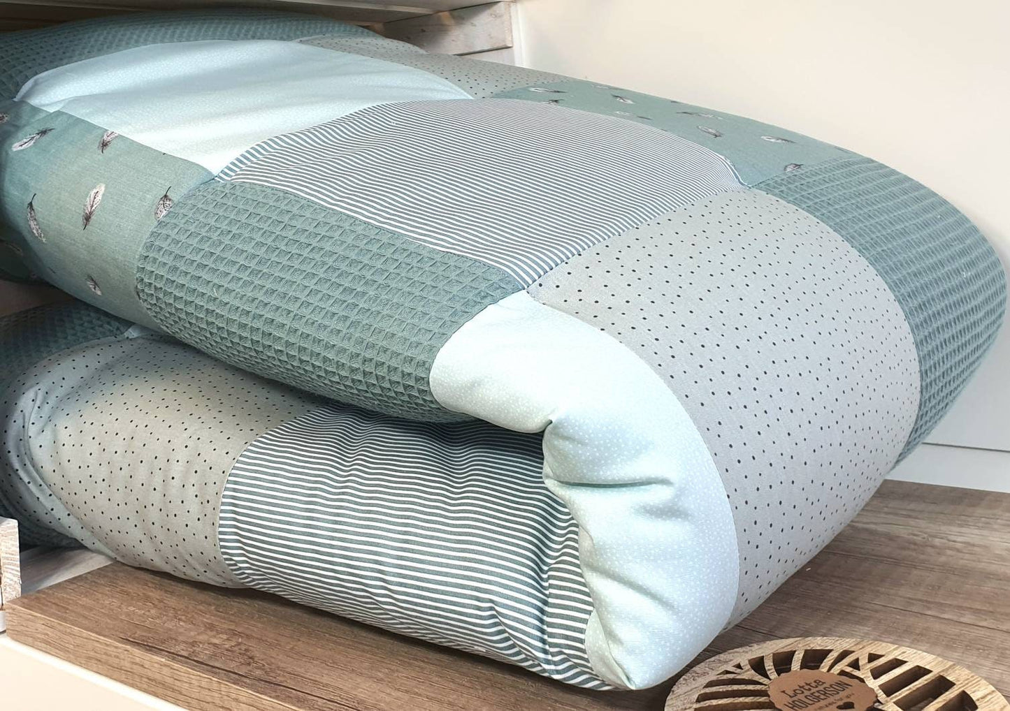 Krabbeldecke - Patchwork - Waffelstoff Decke - Babydecke - Federn waldgrün/grau/weiß -  mit Namen