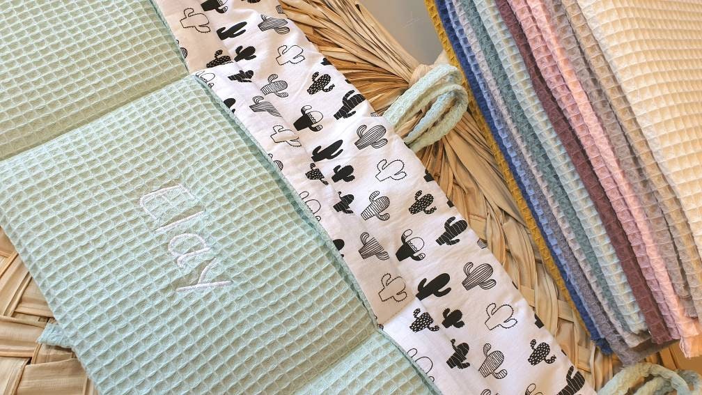 Waffelpique - praktische Betttasche - Wandutensilo - Organizer für Wickeltisch, Babybett, Laufstall  - dustymint Kakteen weiß s