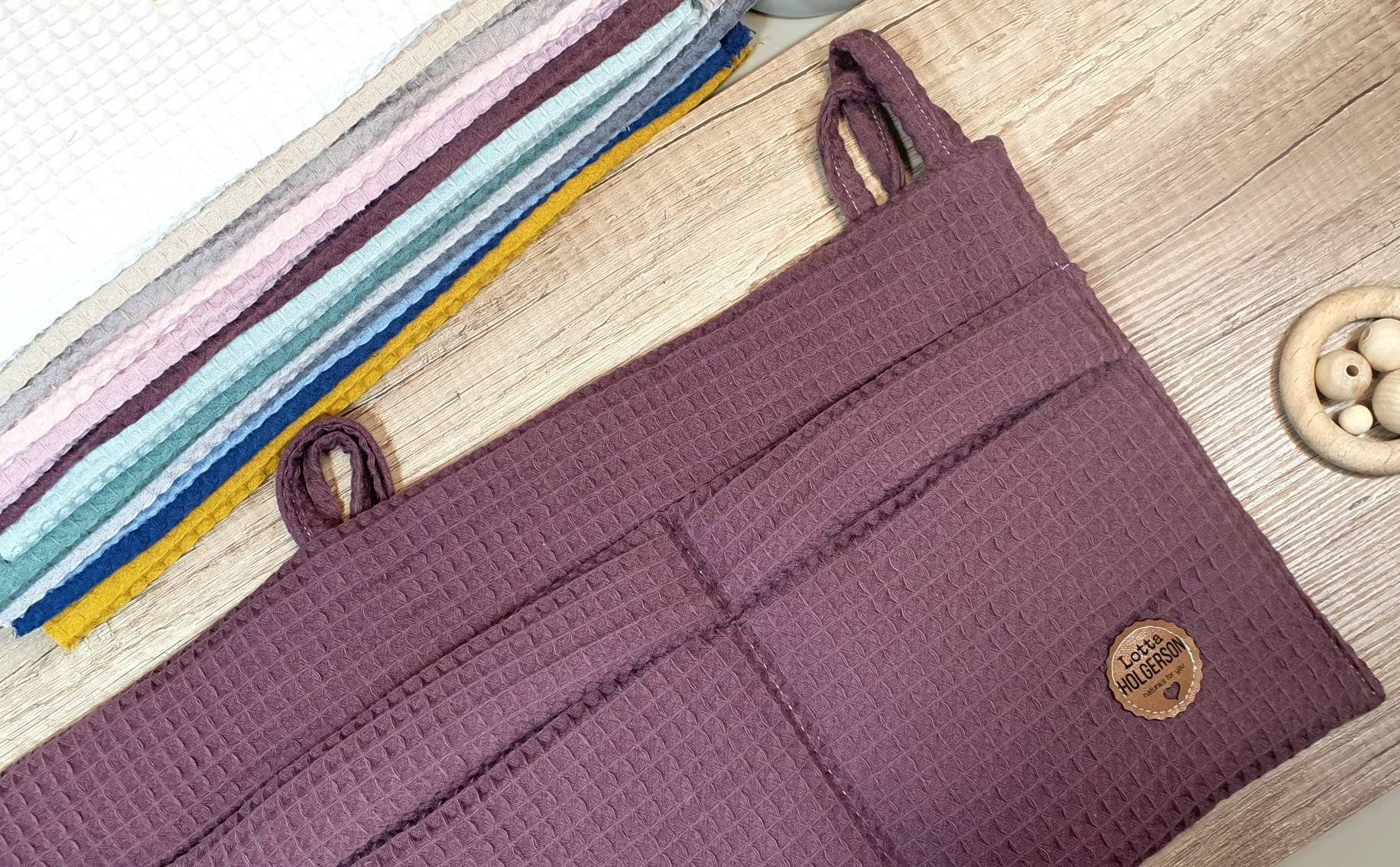 Waffelpique - praktische Betttasche - WANDUTENSILO - Organizer für Wickeltisch, Babybett, Laufgitter MAUVE beere