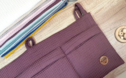 Waffelpique - praktische Betttasche - WANDUTENSILO - Organizer für Wickeltisch, Babybett, Laufgitter MAUVE beere