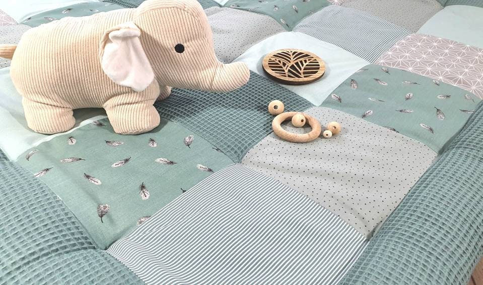 Krabbeldecke - Patchwork - Waffelstoff Decke - Babydecke - Federn waldgrün/grau/weiß -  mit Namen