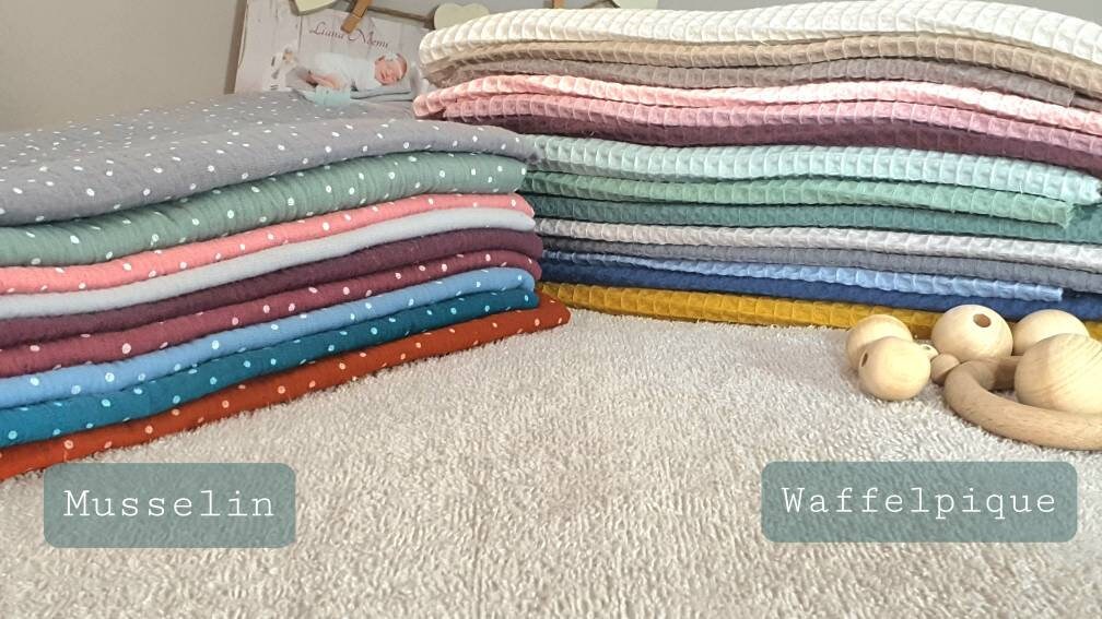 Babydecke Waffelpiqué / Kuscheldecke Waffelstoff / Personalisierbar mit Namen / Kinderwagendecke / Geschenk Geburt / anthrazit Punkte weiß