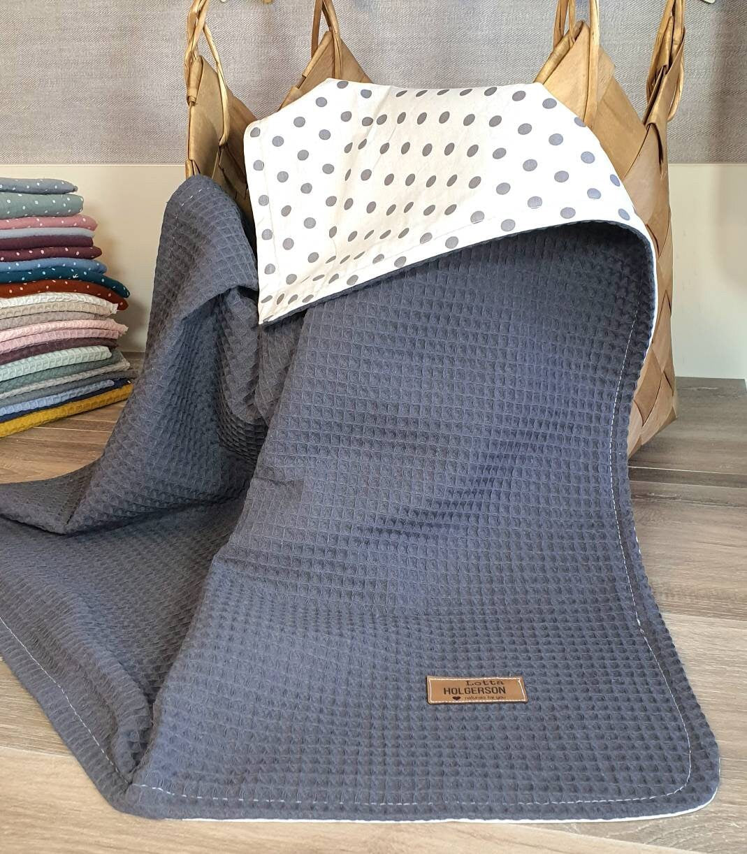 Babydecke Waffelpiqué / Kuscheldecke Waffelstoff / Personalisierbar mit Namen / Kinderwagendecke / Geschenk Geburt / anthrazit Punkte weiß