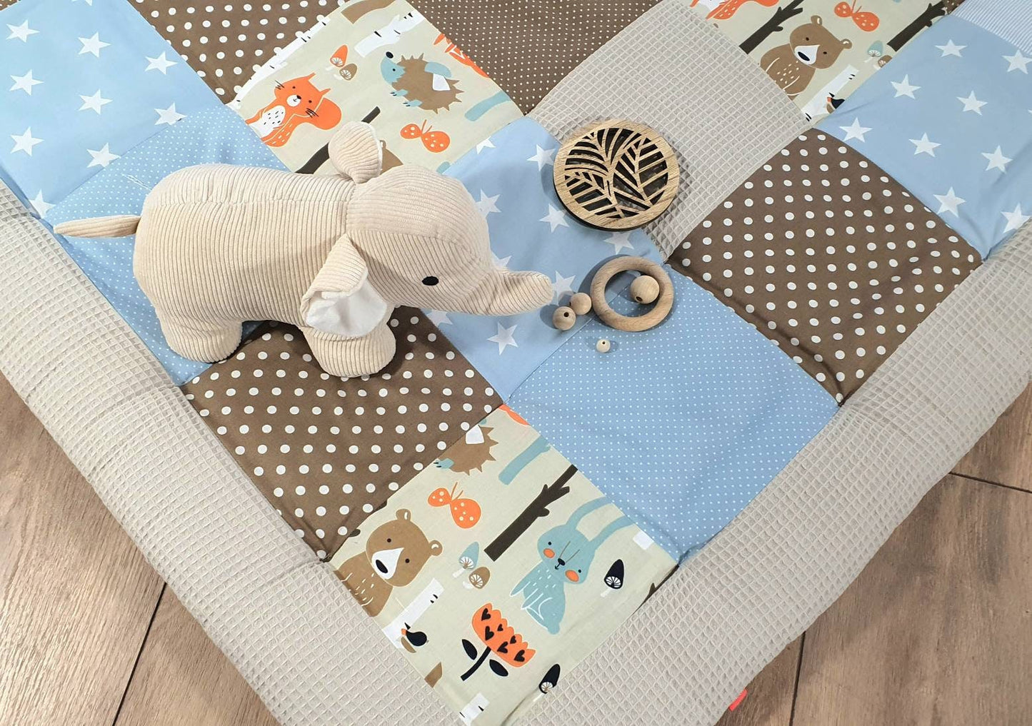 Krabbeldecke Patchwork Waffelstoff Decke Babydecke mit Namen WALDTIERE hellblau braun beige